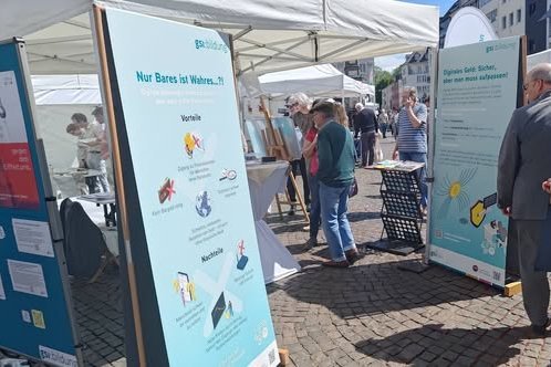 Besucher*innen lesen Roll Ups mit Informationen 