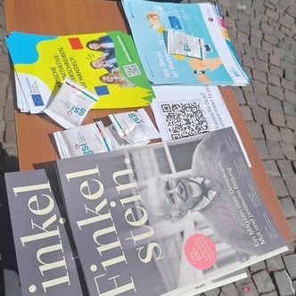 Das Bild zeigt den Prospektständer mit Publikationen.