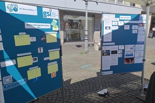 Das Bild zeigt Pinnwände mit Informationen über die verschiedenen Zahlungsarten