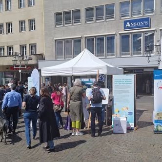 Das Bild zeigt den Stand mit Passant*innen.