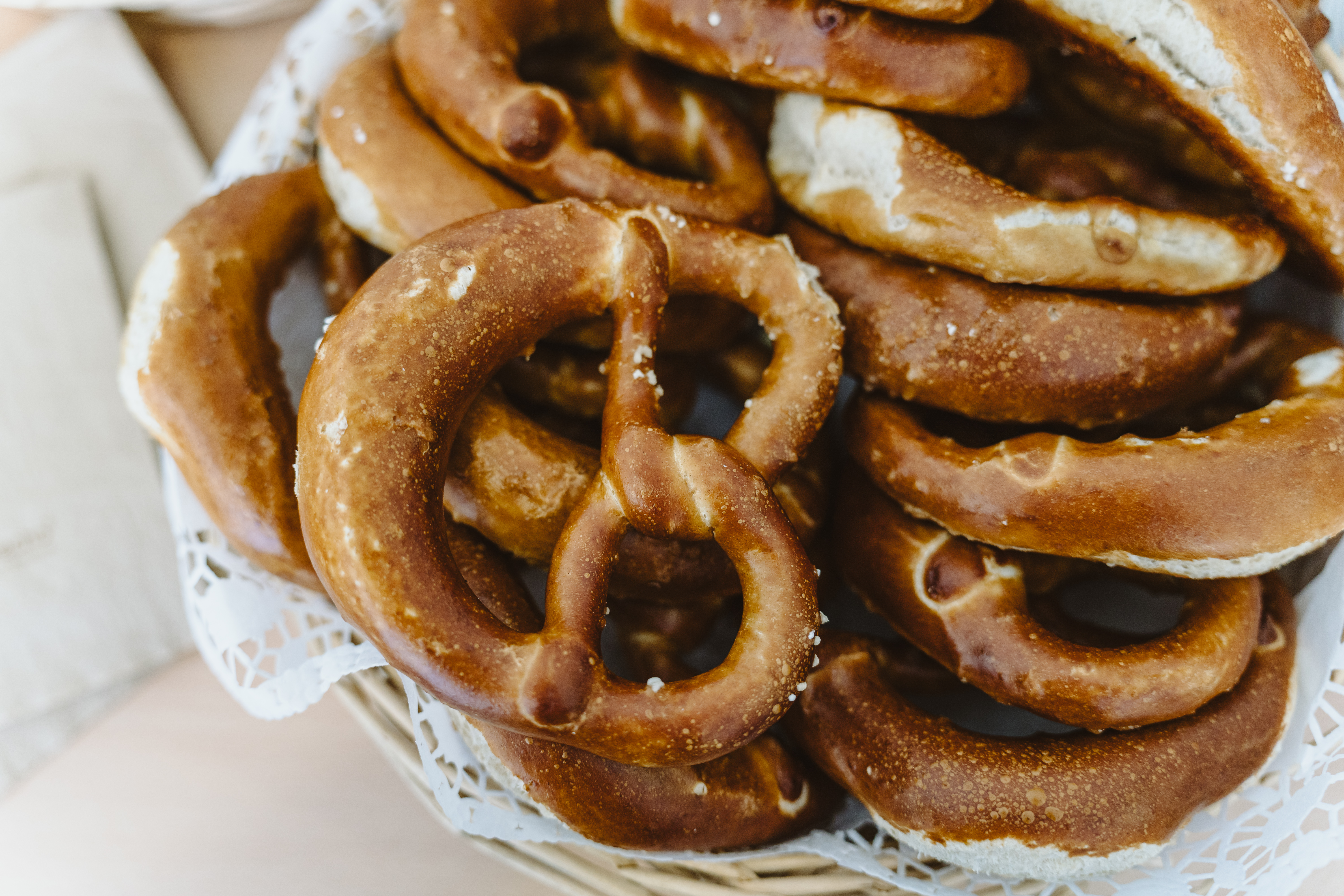 Ein Korb mit Butterbrezeln